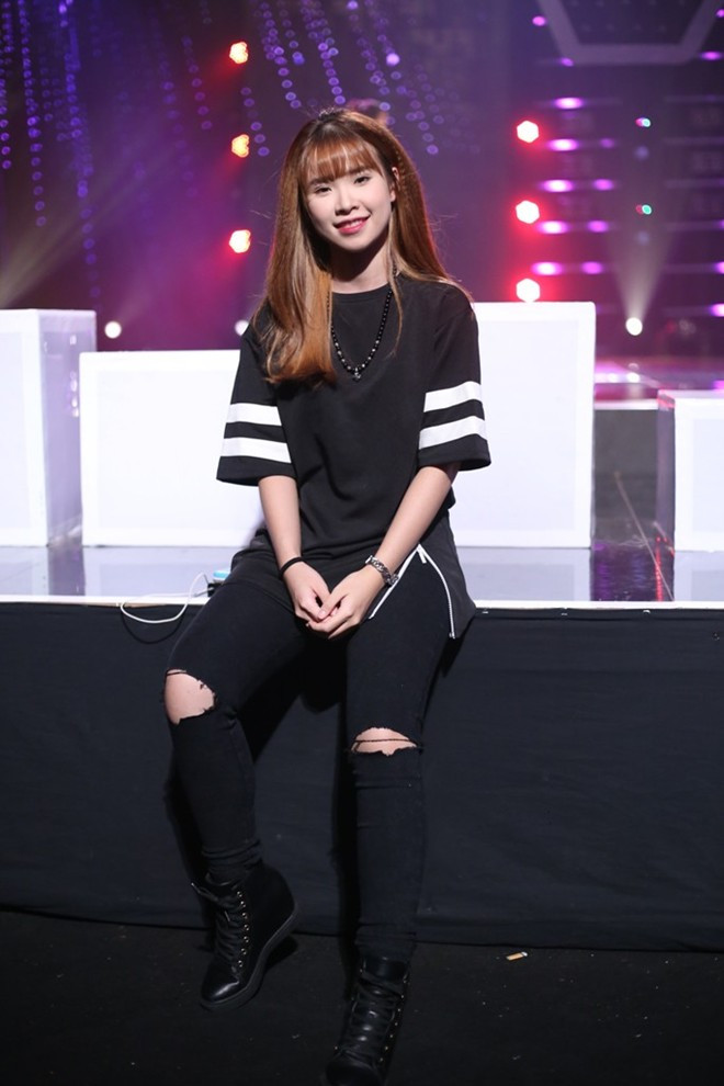 Khởi My khỏe khoắn với áo thun, quần skinny bó sát. Sau khi đoạt giải ở Gương mặt thân quen, nữ ca sĩ tập trung chạy show, làm MC và chăm chỉ ra sản phẩm âm nhạc. Khởi My khoe vẻ đẹp khỏe khoắn, trẻ trung với áo thun và quần skinny đen bó sát.