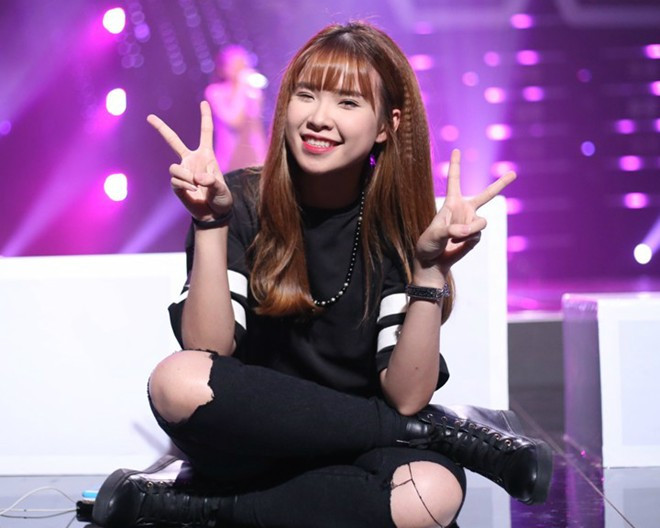 Giọng ca Gửi cho anh ngồi bệt trên sân khấu, tạo dáng trẻ trung trước ống kính. Trong chương trình, cô sẽ thể hiện ca khúc nhạc phim Tiền chùa - Có bao giờ anh nhớ từng được nữ ca sĩ Lều Phương Anh trình diễn thành công. Khởi