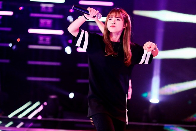 Tham gia showbiz đã lâu nhưng với cách sống khép kín, Khởi My chưa bao giờ vướng scandal. Cô lao động nghiêm túc, cần mẫn với hy vọng cải thiện cuộc sống. Nhờ những nỗ lực không ngừng nghỉ, nữ ca sĩ và mẹ có đời sống dư giả hơn trước. 1