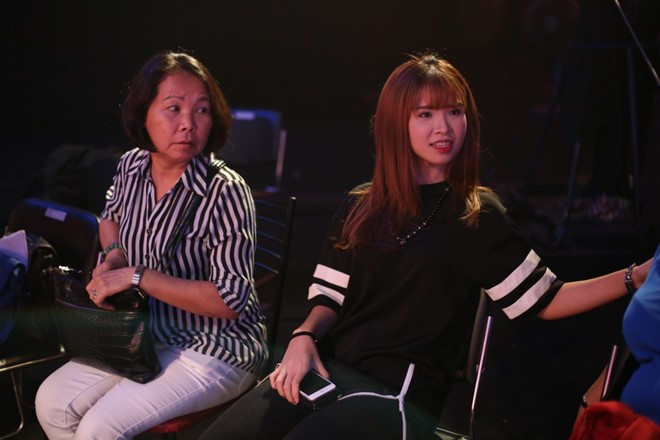 Khởi My làm khách mời vòng Tái đấu 1 của The Winner Is. Trưa 21/8, cô được mẹ đưa đến Nhà thi đấu Maximark Cộng Hòa, TP HCM tổng duyệt chương trình. Má Năm (tên thân mật fan Khởi My gọi mẹ cô) trẻ trung với mái tóc cắt ngắn và ăn mặc chải chuốt hơn trước. Nhiều năm nay, bà là quản lý của con gái trong công việc. 1