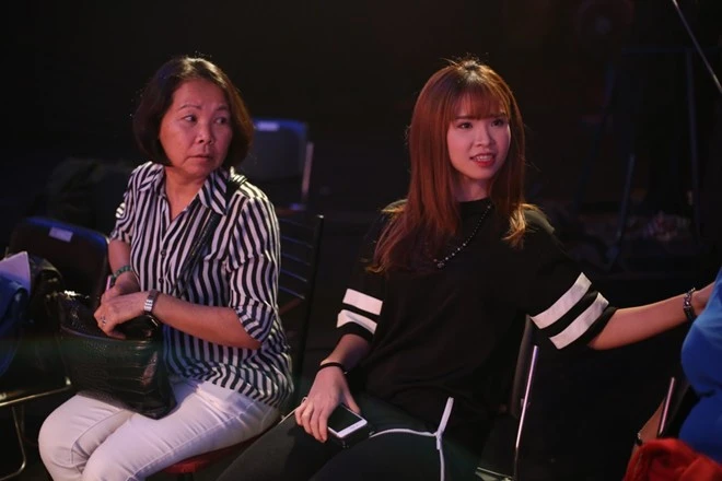 Khởi My được mẹ hộ tống đến tổng duyệt chương trình