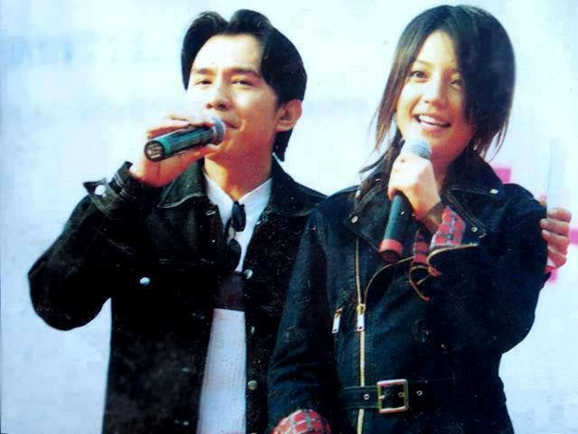 Hình ảnh ca sĩ Đan Trường song ca cùng diễn viên Trung Quốc Triệu Vy được một fanpage chia sẻ sở hữu hơn 130.000 lượt like (thích). Đối với các 8X, 9X đời đầu, Đan Trường ghi dấu ấn qua các bản tình ca. Trong khi đó, Triệu Vy nổi tiếng qua vai Tiểu Yến Tử trong phim Hoàn châu cách cách. Ảnh: G.T.G. Clip thanh niên nhảy xuống suối đá nguy hiểm bị chỉ trích