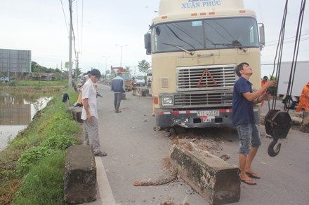 Container tông nát dải phân cách, 2 người bị thương