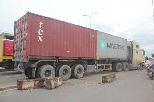 Container tông nát dải phân cách, 2 người bị thương ảnh 3 Container tông nát dải phân cách, 2 người bị thương - ảnh 2