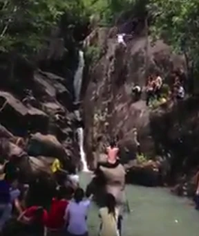 Clip thanh niên nhảy xuống suối đá nguy hiểm bị chỉ trích
