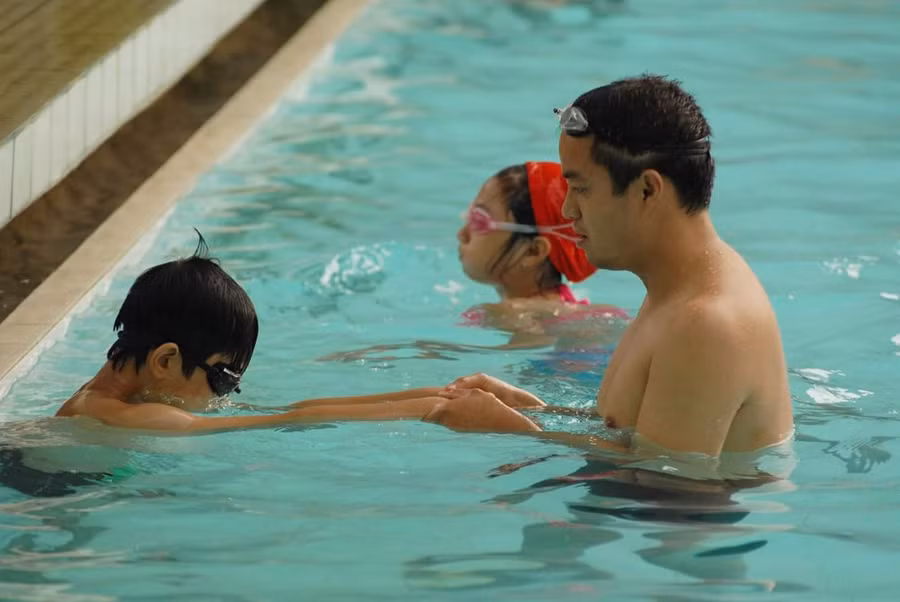 Nhiều địa phương khuyến khích HS tăng cường tập luyện bơi trong dịp hè 2019.