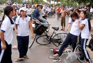 Bạo lực học đường diễn ra trên đường đi học. Bạo lực học đường diễn ra trên đường đi học.