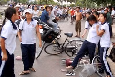 Bạo lực học đường diễn ra trên đường đi học.