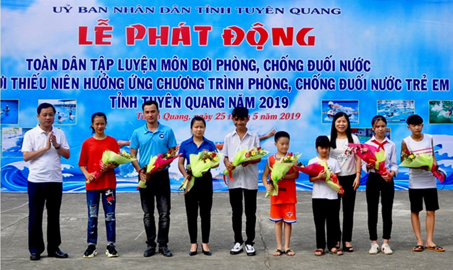 Phó Chủ tịch UBND tỉnh Nguyễn Thế Giang (ngoài cùng bên trái) và đại diện các đoàn tham dự giải bơi thiếu niên năm 2019 của tỉnh.