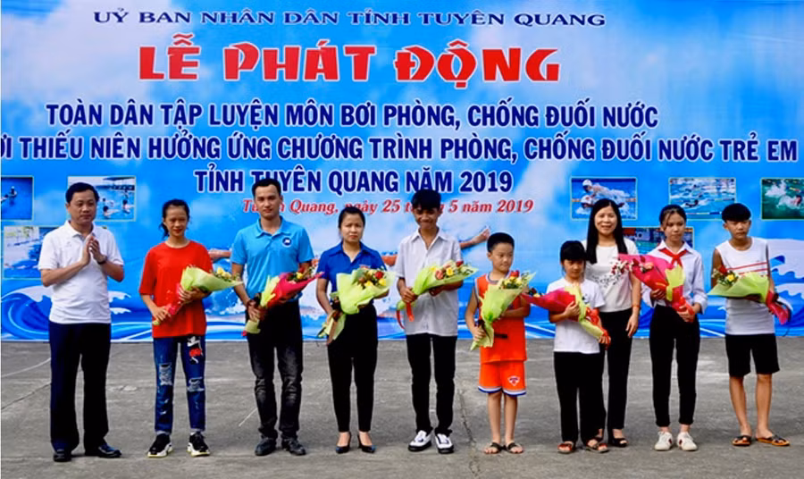 Phó Chủ tịch UBND tỉnh Nguyễn Thế Giang (ngoài cùng bên trái) và đại diện các đoàn tham dự giải bơi thiếu niên năm 2019 của tỉnh.