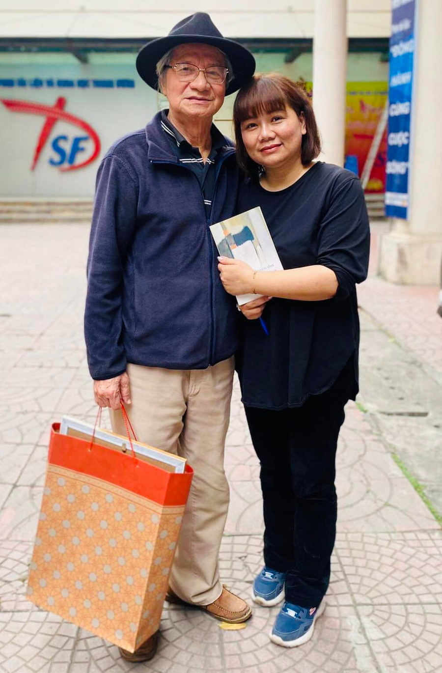 Phan Huyền Thư cùng đạo diễn - NSND Trần Văn Thủy tại hãng phim TL và KH TW. Phan Huyền Thư cùng đạo diễn - NSND Trần Văn Thủy tại hãng phim TL và KH TW.