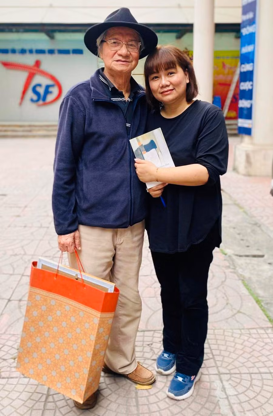 Phan Huyền Thư cùng đạo diễn - NSND Trần Văn Thủy tại hãng phim TL và KH TW.