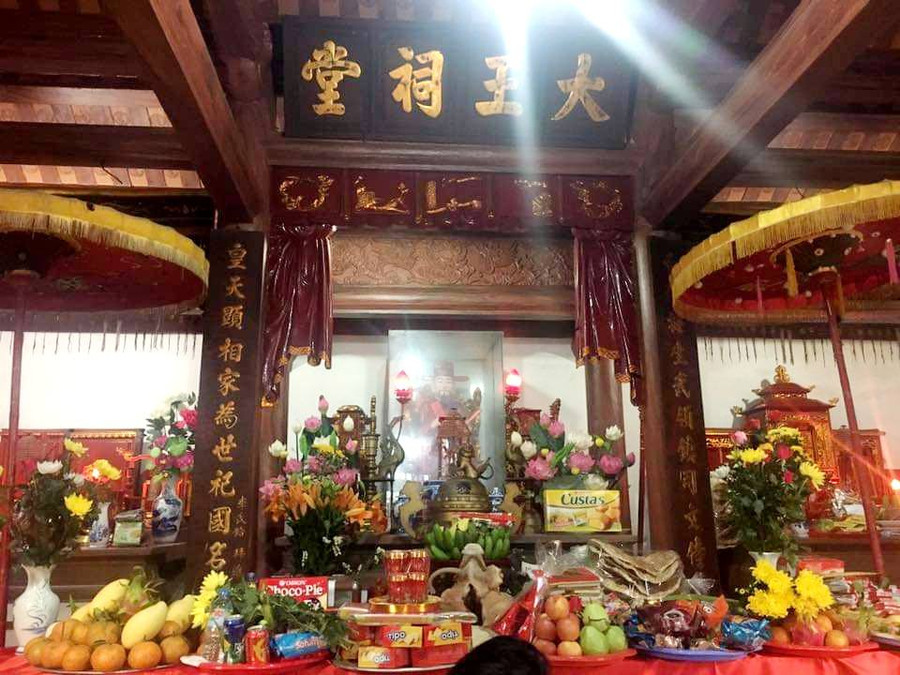 Ban thờ Tiến sĩ Lý Trần Thản. Ban thờ Tiến sĩ Lý Trần Thản.