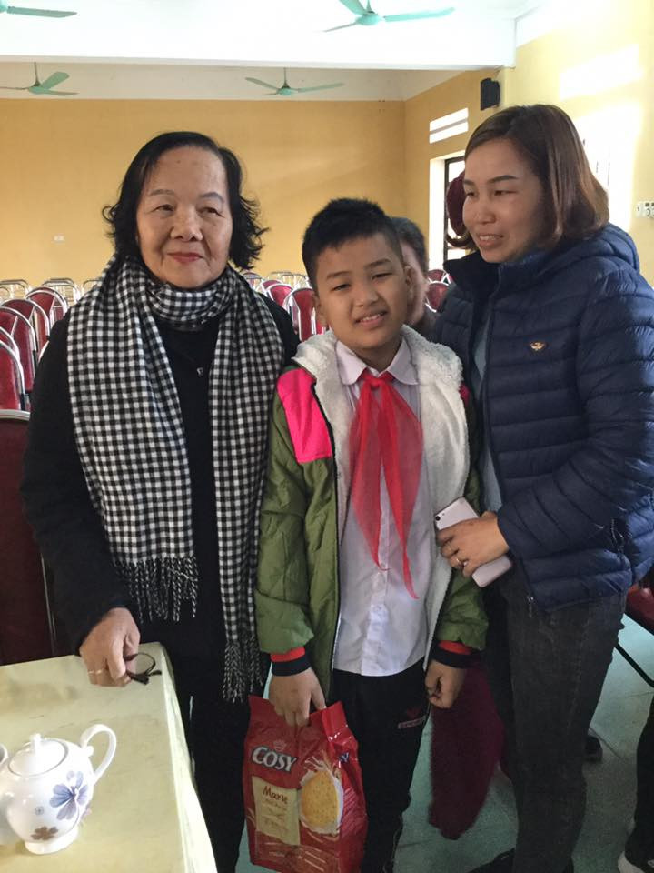 NSƯT Đức Lưu (bìa trái) trong chuyến đi từ thiện. NSƯT Đức Lưu (bìa trái) trong chuyến đi từ thiện.