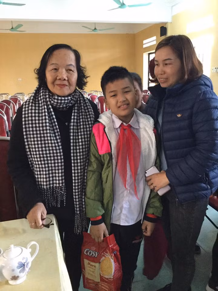 NSƯT Đức Lưu (bìa trái) trong chuyến đi từ thiện.