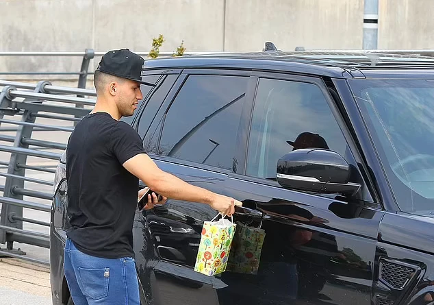 Aguero đã trao chìa khoá và giấy tờ chiếc siêu Range Rover cho một nhân viên Man City.