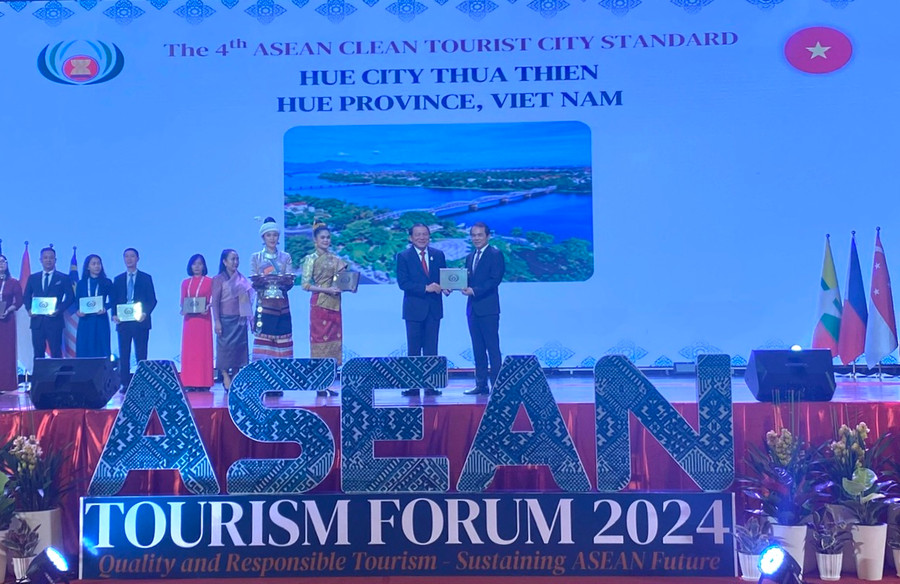 Chủ tịch UBND TP Huế Võ Lê Nhật (bên phải) nhận giải thưởng Thành phố Du lịch Sạch ASEAN. (Ảnh: Sở Du lịch Thừa Thiên Huế).