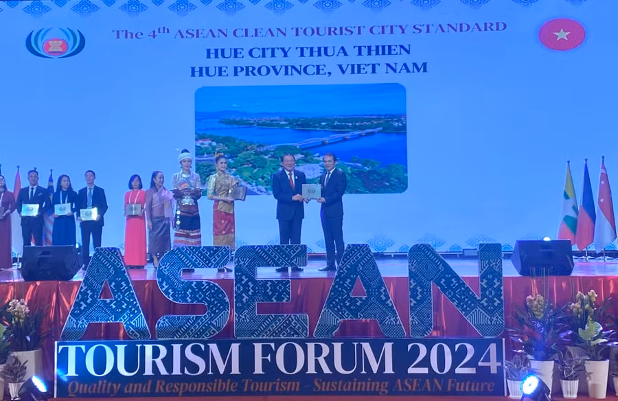 Chủ tịch UBND TP Huế Võ Lê Nhật (bên phải) nhận giải thưởng Thành phố Du lịch Sạch ASEAN. (Ảnh: Sở Du lịch Thừa Thiên Huế).