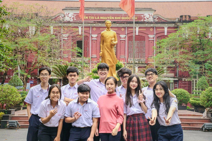 Đội tuyển môn Tiếng Anh của Trường THPT chuyên Quốc học Huế tham dự Kỳ thi học sinh giỏi quốc gia năm học 2023 - 2024.