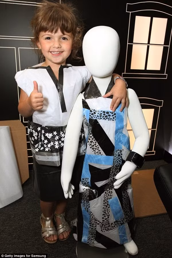 Mayhem bên cạnh một trong những thiết kế của cô bé. 