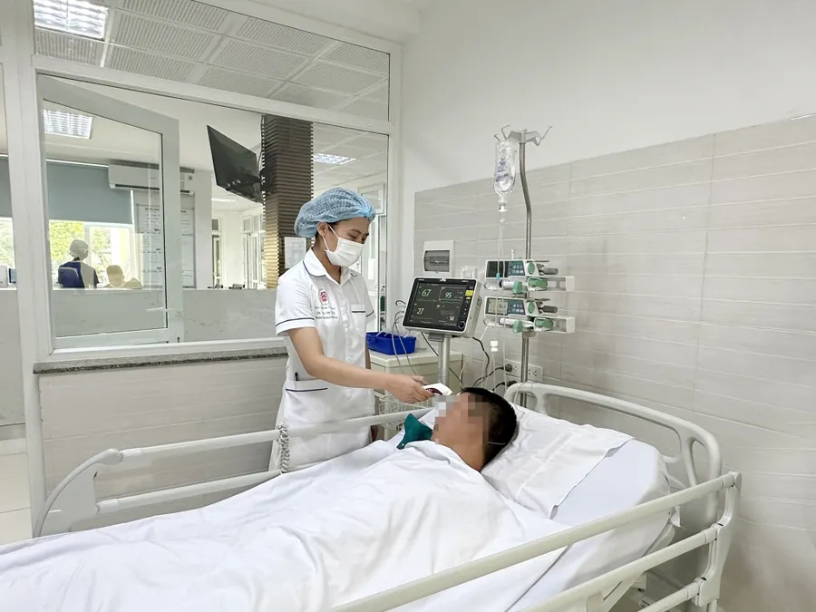 Bệnh nhân nhập viện do ngộ độc thực phẩm được chăm sóc và điều trị tại Bệnh viện T.ƯQĐ 108. Ảnh: BVCC