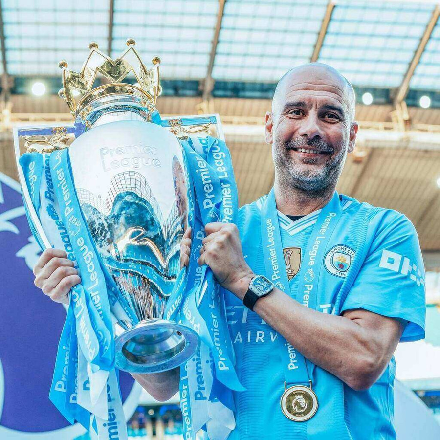 Huấn luyện viên Pep Guardiola nâng cao danh hiệu Ngoại hạng Anh 2023 - 2024. Ảnh: MC. Huấn luyện viên Pep Guardiola nâng cao danh hiệu Ngoại hạng Anh 2023 - 2024. Ảnh: MC.