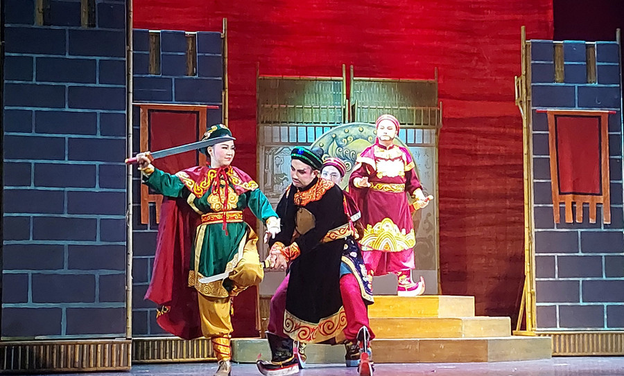 Nàng Mai Hương giả trai ra trận và diệt trừ kẻ ác. Ảnh: Bình Thanh. Nàng Mai Hương giả trai ra trận và diệt trừ kẻ ác. Ảnh: Bình Thanh.