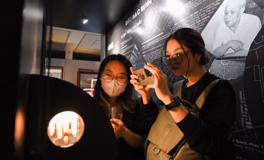 Check-in chụp ảnh là hoạt động không thể thiếu của thế hệ Gen Z khi đến Bảo tàng Hà Nội.