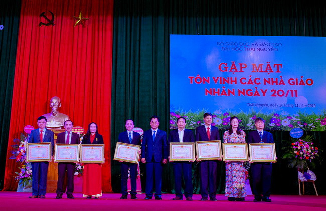 Đồng chí Trịnh Việt Hùng trao tặng Bằng khen của Chính phủ cho 2 tập thể và các cá nhân. Đồng chí Trịnh Việt Hùng trao tặng Bằng khen của Chính phủ cho 2 tập thể và các cá nhân.