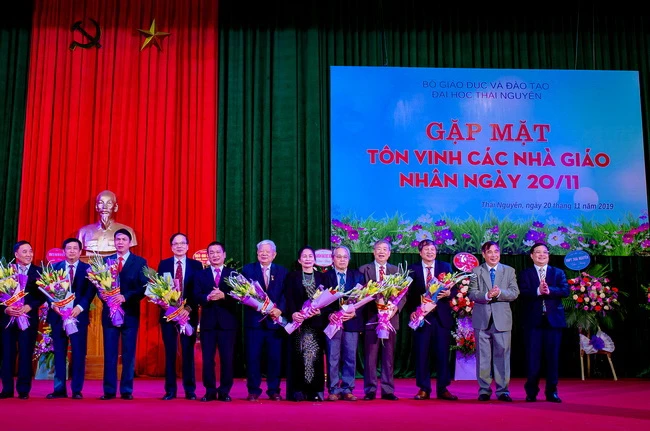 GS.TS Phạm Hồng Quang cùng Ban giám đốc đại học tặng hoa chúc mừng các đồng chí nguyên là lãnh đạo ĐHTN qua các thời kỳ