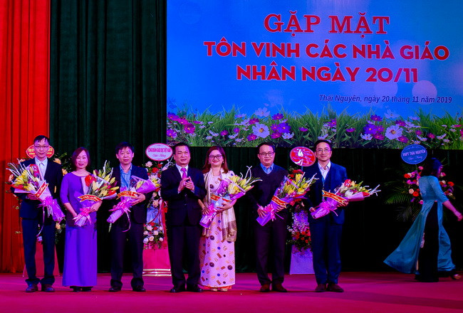 GS.TS Phạm Hồng Quang tặng hoa chúc mừng 6 nhà giáo được công nhận đủ điều kiện đạt chuẩn chức danh Phó Giáo sư của kỳ xét năm 2019 GS.TS Phạm Hồng Quang tặng hoa chúc mừng 6 nhà giáo được công nhận đủ điều kiện đạt chuẩn chức danh Phó Giáo sư của kỳ xét năm 2019