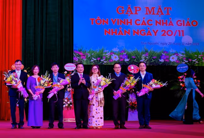 GS.TS Phạm Hồng Quang tặng hoa chúc mừng 6 nhà giáo được công nhận đủ điều kiện đạt chuẩn chức danh Phó Giáo sư của kỳ xét năm 2019