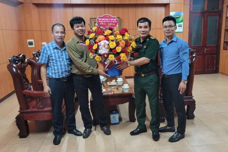 Đại diện Văn phòng Báo GD&TĐ khu vực Miền Trung - Tây Nguyên tặng hoa chúc mừng Tân Chính ủy BĐBP Hà Tĩnh. Đại diện Văn phòng Báo GD&TĐ khu vực Miền Trung - Tây Nguyên tặng hoa chúc mừng Tân Chính ủy BĐBP Hà Tĩnh.