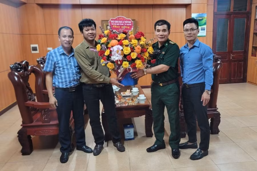 Đại diện Văn phòng Báo GD&amp;TĐ khu vực Miền Trung - Tây Nguyên tặng hoa chúc mừng Tân Chính ủy BĐBP Hà Tĩnh.