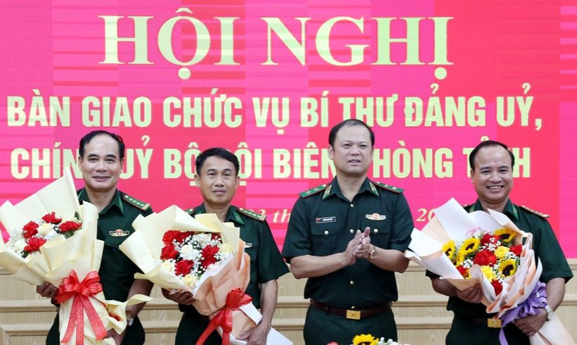 Trung tướng Nguyễn Anh Tuấn, Bí thư Đảng ủy, Chính ủy BĐBP Việt Nam chúc mừng Đại tá Hà Học Chiến, Đại tá Nguyễn Thái Bình và Đại tá Nguyễn Mậu Phúc (người vừa được bổ nhiệm giữ chức Phó Chính ủy BĐBP Hà Tĩnh). Trung tướng Nguyễn Anh Tuấn, Bí thư Đảng ủy, Chính ủy BĐBP Việt Nam chúc mừng Đại tá Hà Học Chiến, Đại tá Nguyễn Thái Bình và Đại tá Nguyễn Mậu Phúc (người vừa được bổ nhiệm giữ chức Phó Chính ủy BĐBP Hà Tĩnh).