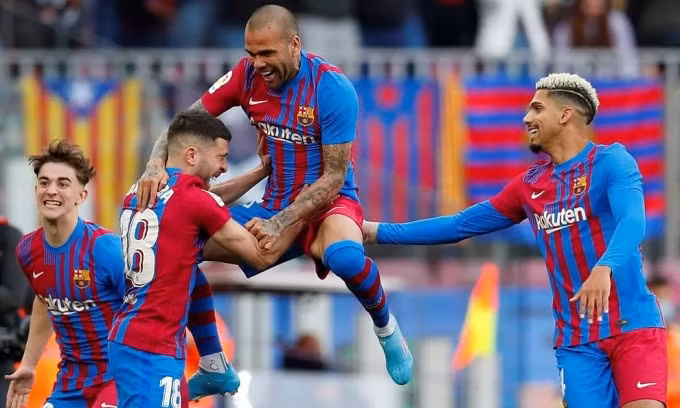 Dani Alves chơi cực hay nhưng phải nhận thẻ đỏ ở phút 69.