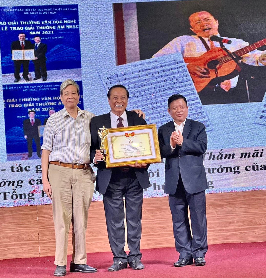 Nhạc sĩ Đình Thậm nhận Giải thưởng Đào Tấn. Ảnh: NVCC.