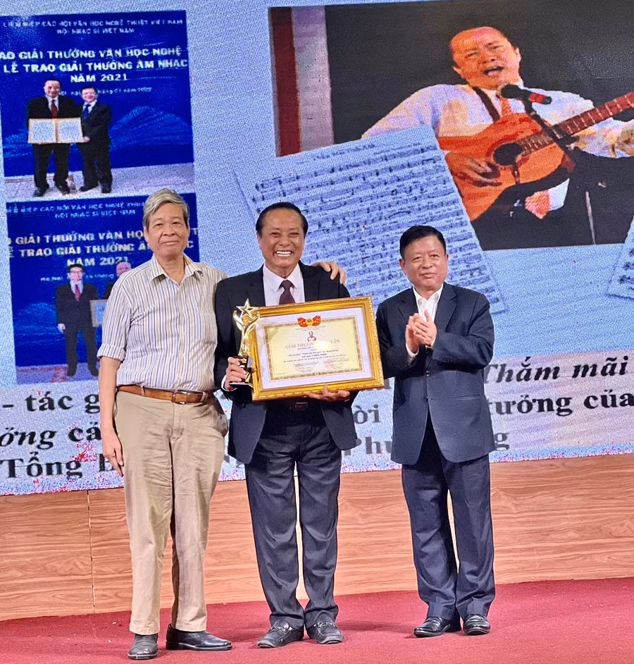 Nhạc sĩ Đình Thậm nhận Giải thưởng Đào Tấn. Ảnh: NVCC.