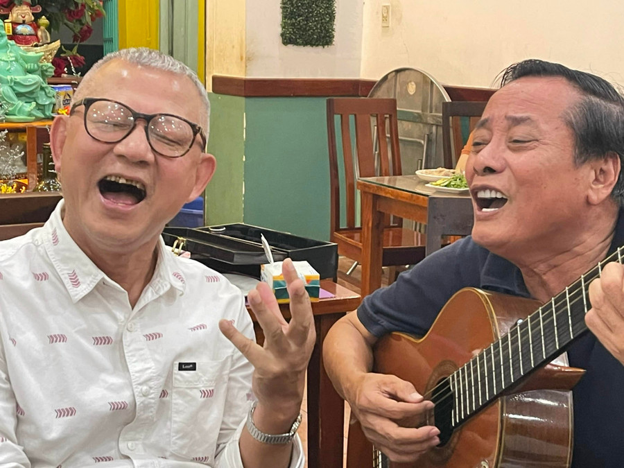 Nhạc sĩ Đình Thậm (phải) và nhạc sĩ Trọng Đài cùng đàn hát (ảnh phải). Ảnh: NVCC.