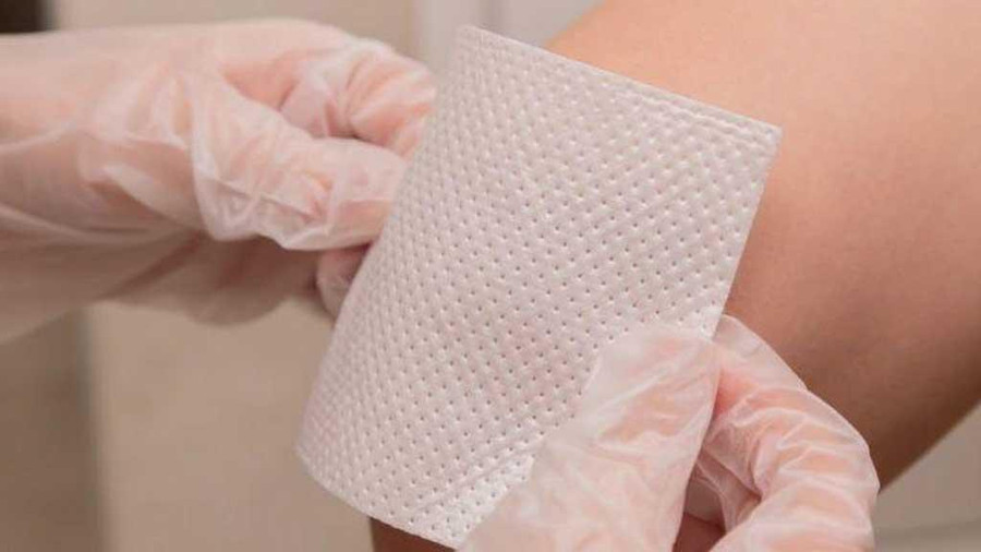 Miếng băng ép vết thương chứa collagen giúp nhanh lành thương. Ảnh INT Miếng băng ép vết thương chứa collagen giúp nhanh lành thương. Ảnh INT