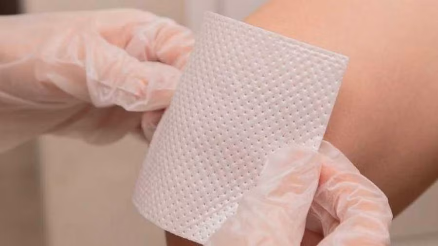 Miếng băng ép vết thương chứa collagen giúp nhanh lành thương. Ảnh INT