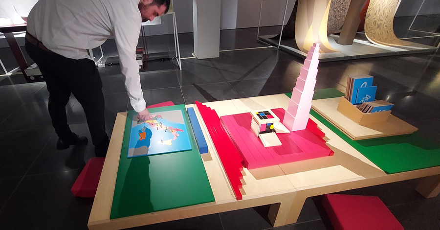 Chìa khóa mở thế giới là hình ảnh, từ nhóm hiện vật 'Làm trường học'. Ảnh: Bình Thanh. Chìa khóa mở thế giới là hình ảnh, từ nhóm hiện vật 'Làm trường học'. Ảnh: Bình Thanh.