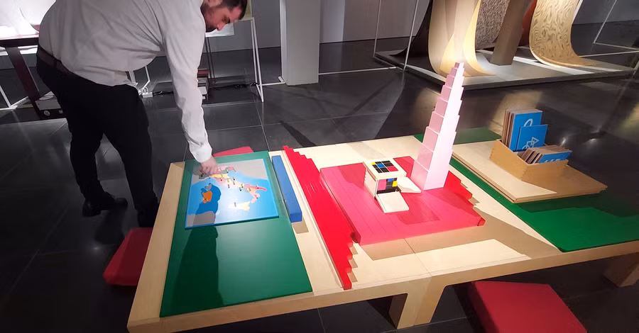 Chìa khóa mở thế giới là hình ảnh, từ nhóm hiện vật 'Làm trường học'. Ảnh: Bình Thanh.