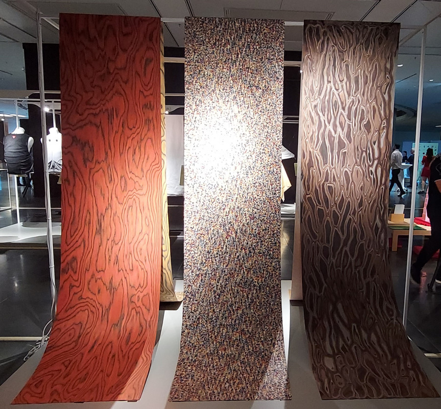 'Dải gỗ' mềm mại như dải lụa trưng bày ở triển lãm 'Sáng tạo của Italy'. Ảnh: Bình Thanh. 'Dải gỗ' mềm mại như dải lụa trưng bày ở triển lãm 'Sáng tạo của Italy'. Ảnh: Bình Thanh.