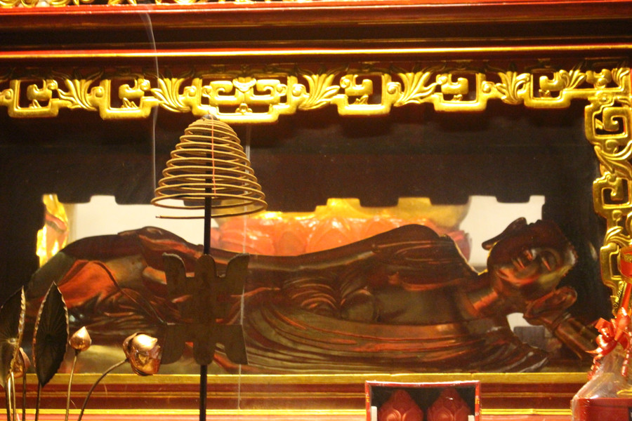 Tượng Phật hoàng Trần Nhân Tông nhập niết bàn. Tượng Phật hoàng Trần Nhân Tông nhập niết bàn.