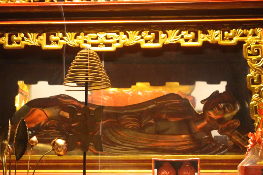 Tượng Phật hoàng Trần Nhân Tông nhập niết bàn.