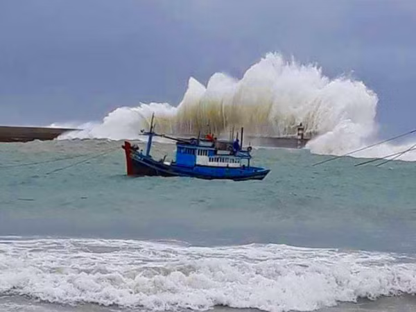 Dự báo thời tiết 18/9: Vùng áp thấp trên đảo Lu-dông khiến biển phía Nam sóng cao 3m, lốc xoáy