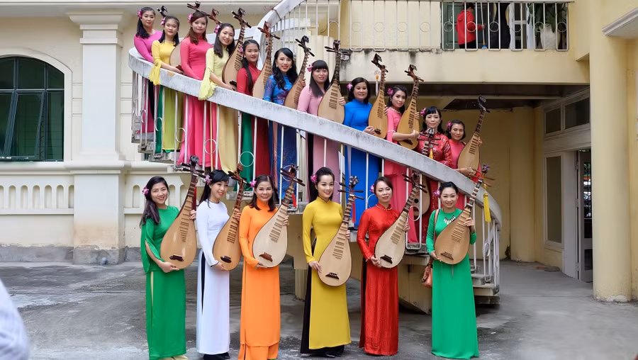 NSND Mai Phương và các học trò.