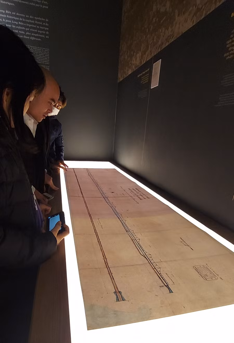 Bản vẽ mặt đứng toàn thể các nhịp cầu dài 75m với dầm chìa và nhịp dài 51,2m của cầu Doumer do công ty Le Brun Daydé et Pillé thiết kế năm 1897, được trưng bày tại triển lãm. Ảnh: Bình Thanh.