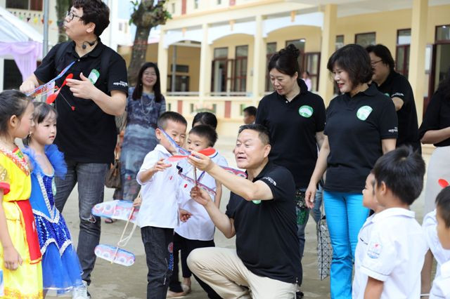 Lắp ráp đồ chơi cho các em học sinh Lắp ráp đồ chơi cho các em học sinh